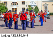 Барабанщицы и оркестр "Виват, Россия!", в исторической форме гусар 1813 г., на фестивале ”Императорский букет”. Павловск. Санкт-Петербург (2014 год). Редакционное фото, фотограф Сергей Афанасьев / Фотобанк Лори
