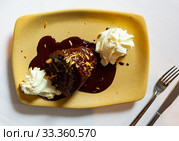 Molten chocolate cake. Стоковое фото, фотограф Яков Филимонов / Фотобанк Лори