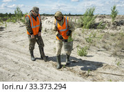 Рекультивация участка добычи нефти. Посадка саженцев сосны. Reclamation of an oil production site. Planting pine seedlings. (2015 год). Редакционное фото, фотограф Евгений Романов / Фотобанк Лори