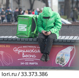 Курьер Delivery Club (2020 год). Редакционное фото, фотограф E. O. / Фотобанк Лори