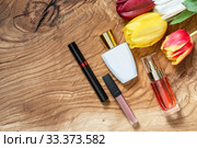 Разноцветные тюльпаны и декоративная косметика на фактурной деревянной поверхности. Место для текста. Стоковое фото, фотограф Наталья Гармашева / Фотобанк Лори
