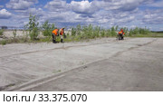 Рекультивация участка добычи нефти. Посадка саженцев сосны. Reclamation of an oil production site. Planting pine seedlings. (2015 год). Редакционное видео, видеограф Евгений Романов / Фотобанк Лори