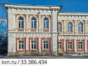 Здание Биолого-почвенного факультета Иркутского государственного университета в городе Иркутске, ранее дом купцов и промышленников Трапезниковых (2020 год). Редакционное фото, фотограф Юрий Карачев / Фотобанк Лори