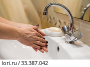 Start to washing hands, close up view. Стоковое фото, фотограф Кекяляйнен Андрей / Фотобанк Лори