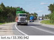 Седельный тягач Петербилт на трассе Сургут-Когалым летом. Peterbilt truck on Surgut-Kogalym highway in summer. (2015 год). Редакционное фото, фотограф Евгений Романов / Фотобанк Лори