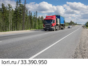 Грузовик Скания на трассе Сургут-Когалым летом. Scania truck on Surgut-Kogalym highway in summer. (2015 год). Редакционное фото, фотограф Евгений Романов / Фотобанк Лори