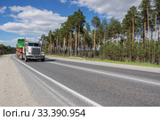 Седельный тягач Петербилт на трассе Сургут-Когалым летом. Peterbilt truck on Surgut-Kogalym highway in summer. (2015 год). Редакционное фото, фотограф Евгений Романов / Фотобанк Лори