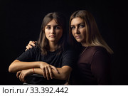 Светотеневой портрет матери и дочери на черном фоне. Стоковое фото, фотограф Иванов Алексей / Фотобанк Лори