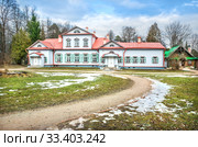 Дом с красной крышей The main house with a red roof (2020 год). Редакционное фото, фотограф Baturina Yuliya / Фотобанк Лори