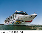 Ocean cruise ship Norwegian star in the Venetian lagoon. Venice, Italy (2017 год). Редакционное фото, фотограф Наталья Волкова / Фотобанк Лори