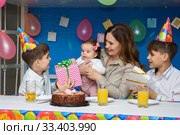 Дети дарят подарок маме и полугодовалой сестренке. Стоковое фото, фотограф Иванов Алексей / Фотобанк Лори