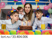 Семья дуют на свечки на пироге в честь дня рождения. Стоковое фото, фотограф Иванов Алексей / Фотобанк Лори