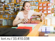 Female vendee reviews gift boxes. Стоковое фото, фотограф Яков Филимонов / Фотобанк Лори