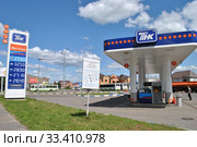 Автомобильная заправочная станция "ТНК". Егорьевская улица, 1. Город Орехово-Зуево. Московская область (2012 год). Редакционное фото, фотограф lana1501 / Фотобанк Лори