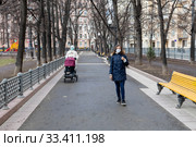 Женщины в медицинских масках на прогулке. Пандемия, Коронавирус. (2020 год). Стоковое фото, фотограф Светлана Голинкевич / Фотобанк Лори