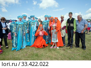 Участники фестиваля в русских и татарских народных костюмах стоят на поляне на музыкальном фестивале Каратаг. Красноярский край. (2019 год). Редакционное фото, фотограф Светлана Попова / Фотобанк Лори