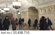 Москва, 25 марта 2020. Люди передвигаются в московском метро. Редакционное видео, видеограф Мила Демидова / Фотобанк Лори