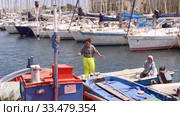 debonair elderly sicilian fisherman rest after work in Palermo port (2019 год). Редакционное видео, видеограф Ирина Мойсеева / Фотобанк Лори