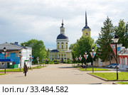 Вид на центральную площадь и церковь Николая Чудотворца в городе Мосальске. Калужская область, Россия (2018 год). Редакционное фото, фотограф Елена Коромыслова / Фотобанк Лори