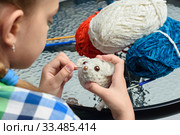 Девочка пришивает глаза самодельной мягкой игрушки мышки. Стоковое фото, фотограф Иванов Алексей / Фотобанк Лори