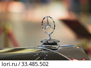 Маскот "Mercedes-Benz" на крышке радиатора (2011 год). Редакционное фото, фотограф Алёшина Оксана / Фотобанк Лори
