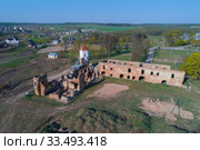 Вид  на руины старинного замка  апрельским днем (аэросъемка). Гольшаны, Белоруссия (2019 год). Стоковое фото, фотограф Виктор Карасев / Фотобанк Лори