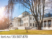 Дом в Остафьево и дерево Main house of the Ostafyevo and an old tree (2020 год). Редакционное фото, фотограф Baturina Yuliya / Фотобанк Лори