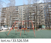 Огороженная детская площадка во дворе жилых домов на Сахалинской улице в дни самоизоляции при коронавирусе Covid-19. Район Гольяново. Город Москва. Россия (2020 год). Редакционное фото, фотограф lana1501 / Фотобанк Лори