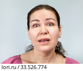 Взрослая женщина с вопросительно глупым выражением лица. Стоковое фото, фотограф Кекяляйнен Андрей / Фотобанк Лори