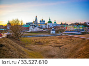 Часовня Параскевы Пятницы и Троице-Сергиева лавра на закате. Сергиев Посад. Московская область (2020 год). Редакционное фото, фотограф Сергей Афанасьев / Фотобанк Лори