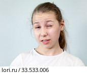 Подмигивание, девочка прикрывает глаз. Стоковое фото, фотограф Кекяляйнен Андрей / Фотобанк Лори
