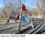 Детская игровая площадка во дворе жилых домов на Открытом шоссе. Район Метрогородок. Город Москва. Россия (2020 год). Стоковое фото, фотограф lana1501 / Фотобанк Лори