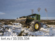 Механизированная вырубка леса. Трелевочный трактор John Deere 748H в работе. Mechanized felling clearing. John Deere 748H skidder at work. Стоковое фото, фотограф Евгений Романов / Фотобанк Лори