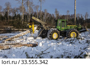 Механизированная вырубка леса. Трелевочный трактор John Deere 748H в работе. Mechanized felling clearing. John Deere 748H skidder at work. Стоковое фото, фотограф Евгений Романов / Фотобанк Лори