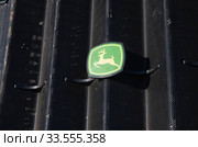 Механизированная вырубка леса. Решетка радиатора трелевочного трактора John Deere 748H с заводской табличкой. Mechanized felling clearing. Radiator grille of John Deere 748H skidder with nameplate. Стоковое фото, фотограф Евгений Романов / Фотобанк Лори