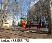 Огороженная полосатой лентой детская площадка во дворе жилых домов на Хабаровской улице в дни самоизоляции при коронавирусе Covid-19. Район Гольяново. Город Москва. Россия (2020 год). Редакционное фото, фотограф lana1501 / Фотобанк Лори