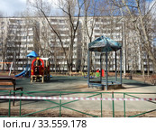 Огороженная полосатой лентой детская площадка во дворе жилых домов на Сахалинской улице в дни самоизоляции при коронавирусе Covid-19. Район Гольяново. Город Москва. Россия (2020 год). Стоковое фото, фотограф lana1501 / Фотобанк Лори