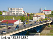 Городской пейзаж Гродно со Старым мостом солнечным апрельским днем. Белоруссия (2019 год). Редакционное фото, фотограф Виктор Карасев / Фотобанк Лори