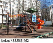 Огороженная полосатой лентой детская площадка во дворе жилых домов на Хабаровской улице в дни самоизоляции при коронавирусе Covid-19. Район Гольяново. Город Москва. Россия (2020 год). Стоковое фото, фотограф lana1501 / Фотобанк Лори