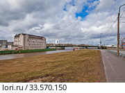 Река Охта с корпусом "Петрозавода" и малоохтинский мост с видом на Смольный собор. Санкт-Петербург (2020 год). Стоковое фото, фотограф Сергей Афанасьев / Фотобанк Лори