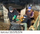 Мастер-класс по кузнечному мастерству в производственных и художественных мастерских «АиР». Город Златоуст, Челябинская область (2020 год). Редакционное фото, фотограф Овчинникова Ирина / Фотобанк Лори