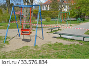 Игровая площадка огорожена сигнальной лентой во время эпидемии коронавируса COVID-19 в России. Калининград (2020 год). Стоковое фото, фотограф Ирина Борсученко / Фотобанк Лори