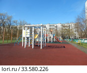 Закрытая для посещений детская площадка во дворе жилых домов на Уссурийской улице в дни самоизоляции при коронавирусе Covid-19. Район Гольяново. Город Москва. Россия (2020 год). Редакционное фото, фотограф lana1501 / Фотобанк Лори