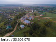Вид на старинный храмовый комплекс в селе Парское туманным сентябрьским утром (аэросъемка). Ивановская область, Россия (2019 год). Стоковое фото, фотограф Виктор Карасев / Фотобанк Лори