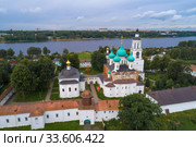 Вид на храмы Свято-Введенского Толгского монастыря июльским днем (аэросъемка). Ярославль, Золотое кольцо России (2019 год). Стоковое фото, фотограф Виктор Карасев / Фотобанк Лори