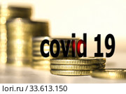 « Covid 19 »  на фоне монет  и денег . Концепция расходов на прекращение распространения вирусной инфекции  « Covid 19 »  . Стоковое фото, фотограф Сергеев Валерий / Фотобанк Лори