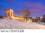 Ночной акведук Arches of the Rostokinsky aqueduct (2020 год). Стоковое фото, фотограф Baturina Yuliya / Фотобанк Лори