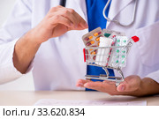 Young male doctor cardiologist working in the clinic. Стоковое фото, фотограф Elnur / Фотобанк Лори