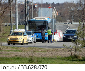 Дежурный наряд Госавтоинспекции при въезде в Москву для контроля режима цифровых пропусков в дни самоизоляции при коронавирусе COVID-19. Хабаровская улица. Район Гольяново. Город Москва. Россия (2020 год). Редакционное фото, фотограф lana1501 / Фотобанк Лори