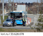Дежурный наряд Госавтоинспекции при въезде в Москву для контроля режима цифровых пропусков в дни самоизоляции при коронавирусе COVID-19. Хабаровская улица. Район Гольяново. Город Москва. Россия (2020 год). Редакционное фото, фотограф lana1501 / Фотобанк Лори